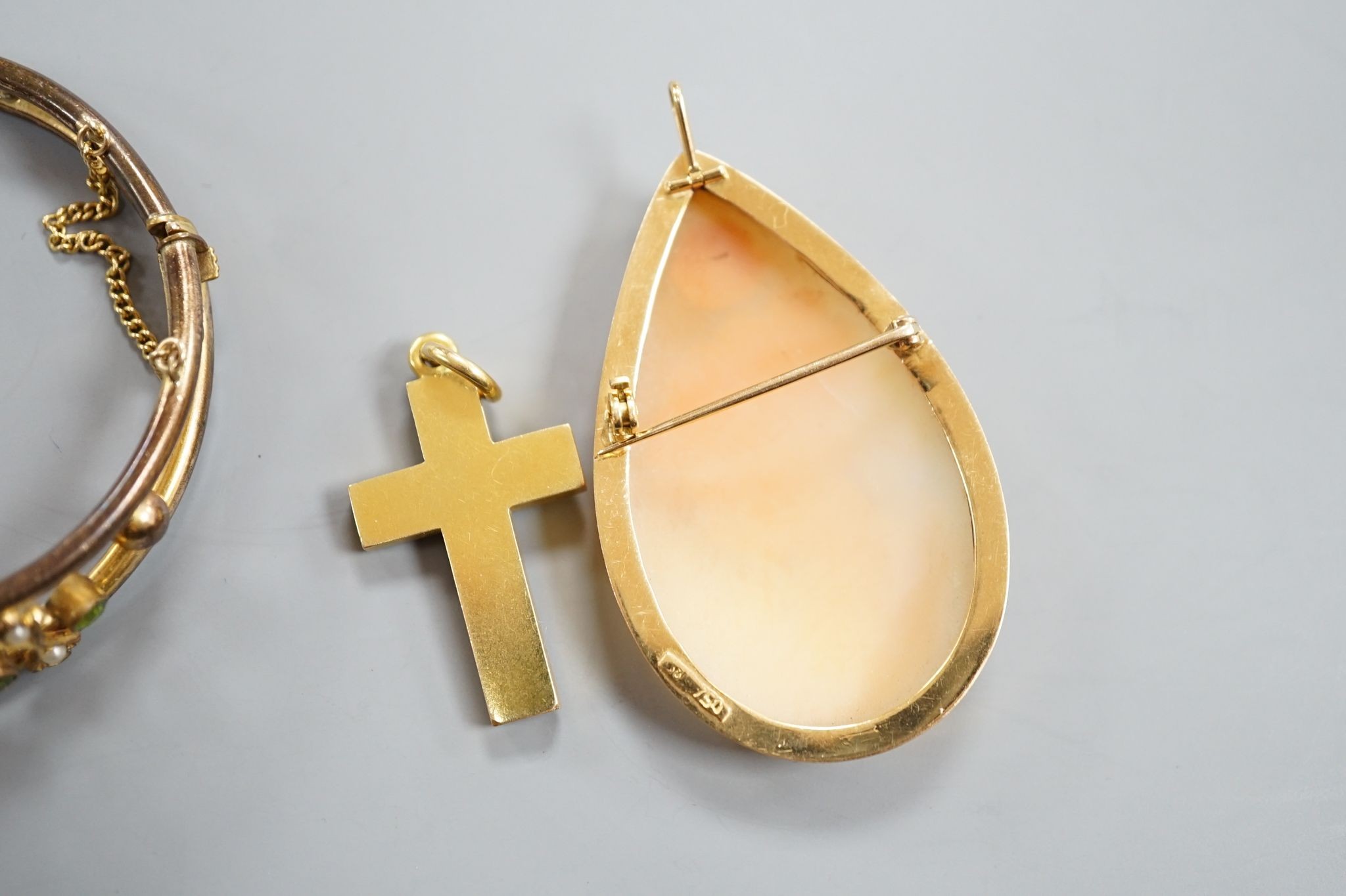 A modern 750 mounted oval cameo shell brooch, 52mm, a yellow metal, split pearl and enamel cross pendant and a paste set gilt metal bangles.